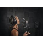 Rode Nt1 Signature Series Large-Diaphragm Condenser Microphone with Shock Mount, Pop Filter and XLR Cable for Music Production, Vocal Recording, Streaming and Podcasting - Image 3